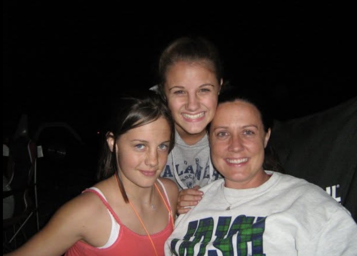 Alicia with her daughters